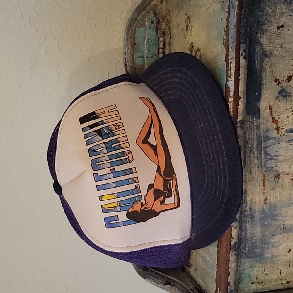 Vintage Hazelwood California trucker hat. Adjustable back mesh back